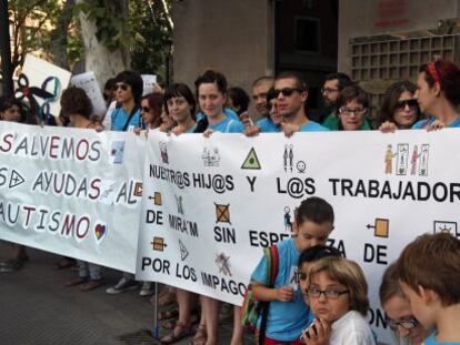 Protesta de trabajadores de la Fundaci&oacute;n Mira&#039;m y familias de ni&ntilde;os con autismo por los impagos del Consell.