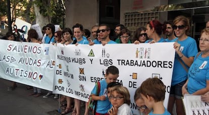 Protesta de trabajadores de la Fundación Mira'm y familias de niños con autismo por los impagos del Consell.