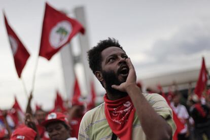 Um homem durante protesto do MST em Brasília.