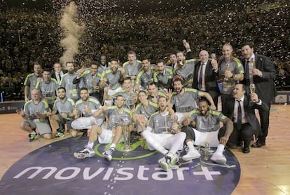 Los jugadores del Real Madrid celebran su victoria en la final de la Copa del Rey de baloncesto, tras derrotar al Herbalife Gran Canaria, por 85-81.