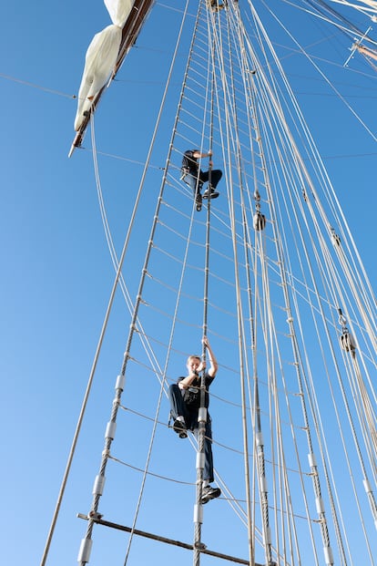  Tras partir de Cádiz el pasado 11 de enero, el buque escuela ya ha recalado en los puertos de Santa Cruz de Tenerife y de Las Palmas de Gran Canaria, de donde zarpó el pasado 23 de enero.