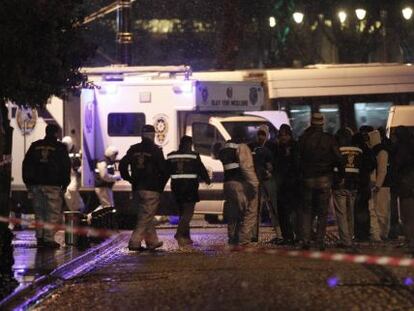 Forenses trabajan en el lugar en el que una terrorista suicida ha atentado este martes en Estambul.