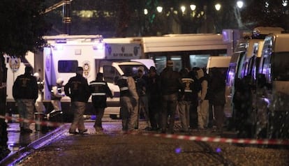 Forenses trabajan en el lugar en el que una terrorista suicida ha atentado este martes en Estambul.