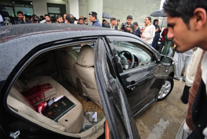 Interior del automóvil en que viajaba Shabaz Bati tras el atentado que le costó la vida.