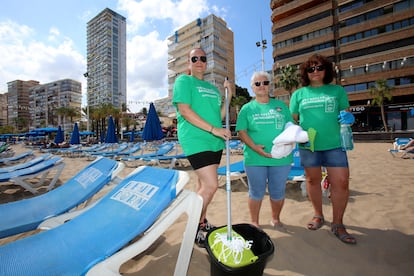 Mari Carmen Fuentes, Adoración Vázquez y Yolanda García, del colectivo Las Kellys de Benidorm, en una de las playas de las ciudad alicantina, retratadas en 2022 para un reportaje publicado en este periódico.