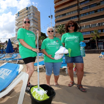 Dvd 1113  benidorm.27.6.2022.
LAS KELLYS DE BENIDORM,trabajo en precario
yolanda,maricarmen y dori, trabajadoras de hotel conocidas como kellys posan en la playa de levante de benidorm al fondo varios hoteles
foto.joaquin de haro.