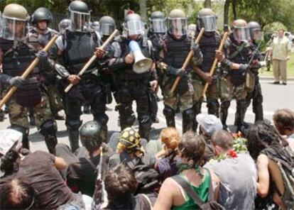 La policía contiene a un grupo de manifestantes contra la reunión del G 8, el jueves en Sea Island.