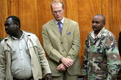 Thomas Cholmondeley abandona esposado el tribunal de Nairobi que lo juzga.