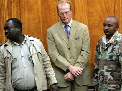 Thomas Cholmondeley abandona esposado el tribunal de Nairobi que lo juzga.
