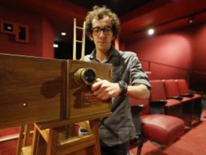 Un operario trabaja en el cinematógrafo de la sala de cine más antigua del mundo donde se proyectaron los primeros filmes de los hermanos Lumière, L'Éden, en La Ciotat, sur de Francia, reabierta tras la reforma de sus butacas y el suelo. EFE/Archivo