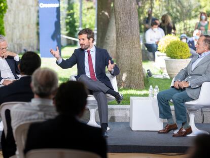 Desde la izquierda, el exministro Rafael Arias Salgado, el presidente del PP, Pablo Casado, e Ignacio Camuñas, este lunes en un curso de verano en Ávila.