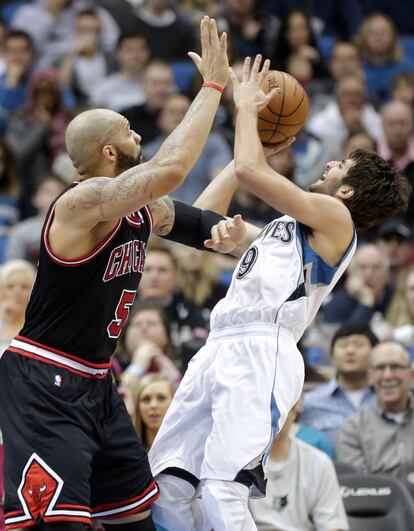 Rubio, de los Wolves, intenta mantener el balón frente a Boozer, de los Bulls.