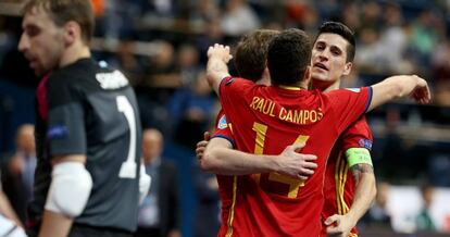 Los jugadores de España celebran uno de los goles a Kazajistán.