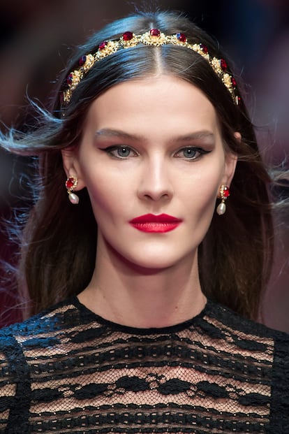 Dolce & Gabbana y las diademas y tiaras son una constante de las semanas de la moda. Para esta temporada se combinan con pendientes a juego. Más es más.