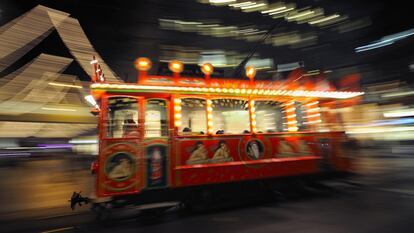 Las luces de Zúrich
Más de 23.000 ledes iluminan hasta comienzos de enero el kilómetro y medio de tiendas de una de las avenidas comerciales más conocidas de Zúrich (Suiza): la Bahnhofstrasse. En Travelzoo ofertan habitación deluxe en el hotel Kameha Grand Zürich, de cinco estrellas, por 99 euros la noche para dos personas. 
www.travelzoo.com 