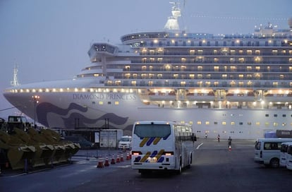 El crucero 'Diamond Princess' atracado en Yokohama (Japón), en el que más de 3.000 personas están en cuarentena.