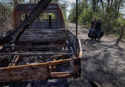 Ukrainian servicemen carry bags containing bodies of dead Russian soldiers, amid Russia's attack on Ukraine, in the village of Blahodatne in Donetsk Region, Ukraine, on September 8, 2023.