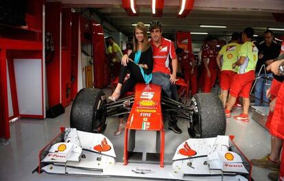 El Facebook oficial de Fernando Alonso muestra esta imagen del piloto asturiano con su novia como foto principal