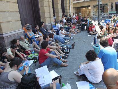 Asamblea de indignados en el Arriaga