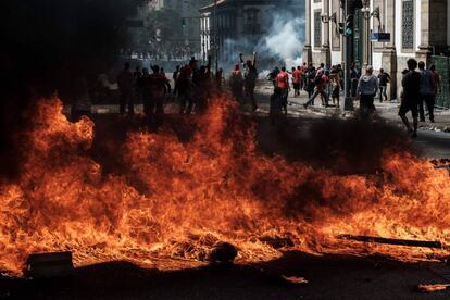 Protesta de funcionarios contra los ajustes presupuestarios, el martes en Río de Janeiro.