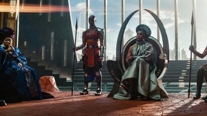 Angela Bassett, en el centro, en 'Black Panther: Wakanda Forever'.