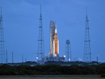 El cohete SLS y la nave espacial 'Orion', en la lanzadera 39B del Centro Espacial Kennedy en Cabo Cañaveral, en una imagen del 3 de septiembre