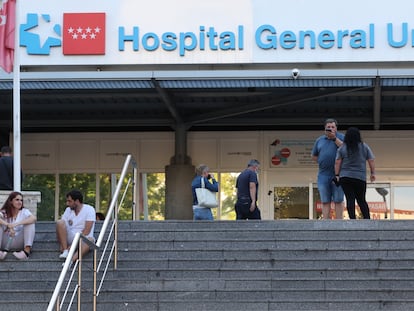 Varias personas este martes en la entrada del Hospital Gregorio Marañón de Madrid.