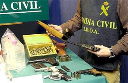 Armas y medicamentos decomisados en el laboratorio clandestino de San Lorenzo de El Escorial (Madrid).