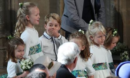 Detrás, Savannah Phillips, con Jorge y Carlota de Cambridge; delante, Isla Phillips y Mia Tindall, todos ellos con el resto de pajes de la boda de Eugenia de York y Jack Brooksbank, el 12 de octubre de 2018.