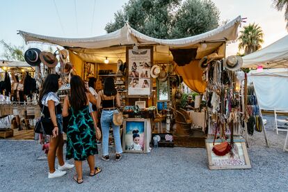 Uno de los puestos del mercadillo de Las Dalias, en Sant Carles de Peralta (Ibiza).