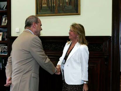 Manuel Chaves saluda a Ángeles Muñoz a su llegada a la Casa Rosa.