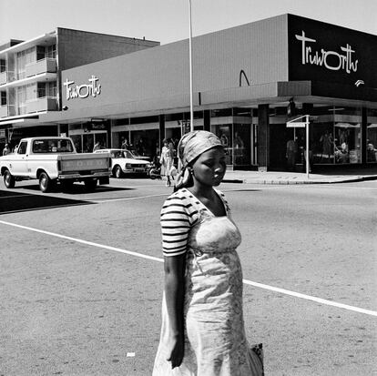 En la esquina de la calle Commissioner con Eloff. Boksburg, 1979