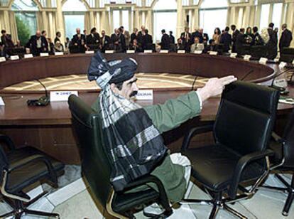 Dzadran, uno de los representantes del ex rey afgano Zahir Shah, en la mesa donde se discute el futuro Gobierno de Afganistán, en Bonn.
