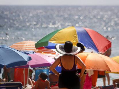 Turistas en la playa de Benidorm el último fin de semana de Agosto.