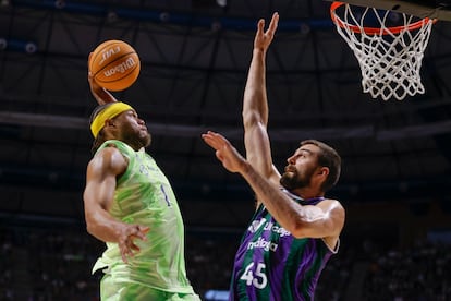 Justin Anderson entra a canasta ante David Kravish, de Unicaja.