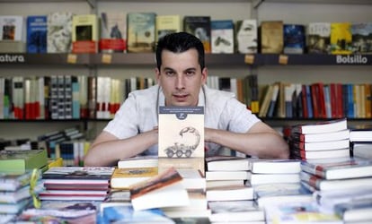 Luis Gonzalo Segura posa con su novela en la Feria del Libro de Madrid, en julio.