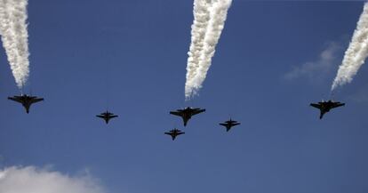 Aviones en el cielo de Indonesia durante una celebración del 71 aniversario de la independencia del país.