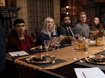 Desde la izquierda, Sauriyan Sapkota, Kate Siegel, Rahul Kohli, Matt Biedel, Samantha Sloyan y Mark Hamill, en el primer episodio de 'La caída de la Casa Usher'.
