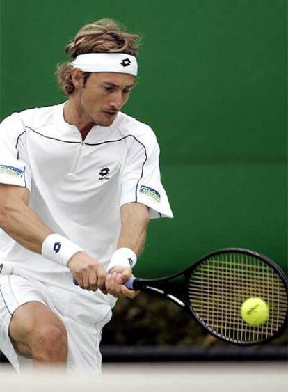 Juan Carlos Ferrero golpea una bola durante su primer partido en el Open de Australia