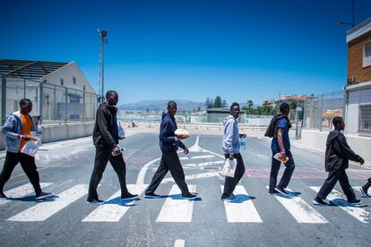 Un grupo de inmigrantes han sido puestos en libertad en el Puerto de Motril (Granada) tras llegar ayer en patera, el 16 de junio de 2018. Varias ONG se encargarán de acogerlos