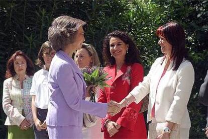 Doña Sofía saluda a la consejera de Igualdad, Micaela Navarro, y la de Salud, María Jesús Montero.