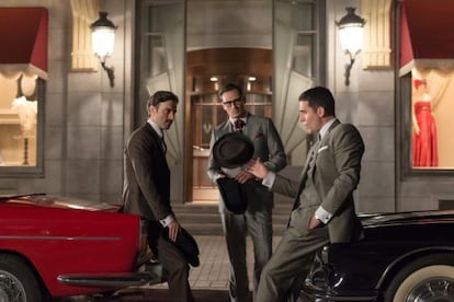 Desde la izquierda, Javier Rey, Asier Etxeandía y Miguel Ángel Silvestre, en 'Velvet'.