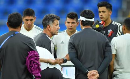 O treinador Osorio instrui a seleção mexicana durante treinamento.