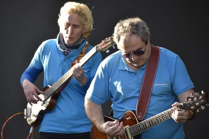 Ricardo García, voluntario, toca la guitarra con su grupo en uno de los conciertos del Mes Social.