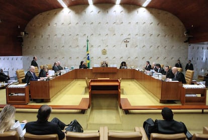 O plenário do STF na sessão desta quarta-feira: ao fundo, um crucifixo.