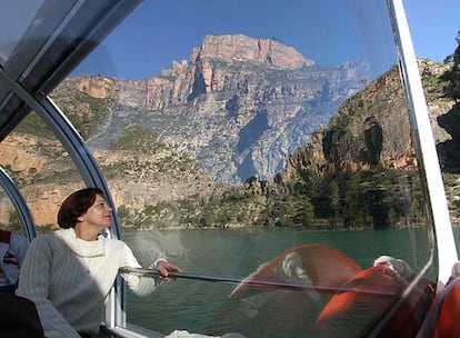 El paseo en barco turstico por la garganta del ro Jcar sale de la presa de Cofrentes y dura un par de horas.