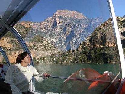 El paseo en barco turístico por la garganta del río Júcar sale de la presa de Cofrentes y dura un par de horas.