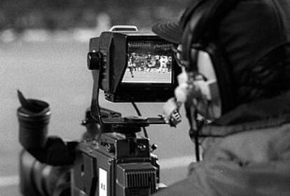 Un cámara de televisión, durante la transmisión de un partido.