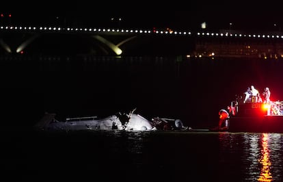 Restos del helicóptero militar BlackHawk con el que ha colisionado el avión de pasajeros 5342 de American Eagle en el río Potomac de Washington.