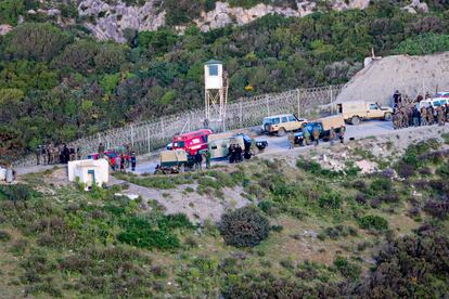 Unidades de la policía de Marruecos desplegadas en la valla fronteriza junto a Ceuta, este viernes. 
